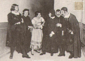 Una escena de "El estudiante que se va a acostar", interpretada por distinguidos jóvenes de la Sociedad Madrileña en el Teatro de la Zarzuela