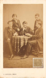 Estudiantes franceses jugando a las cartas