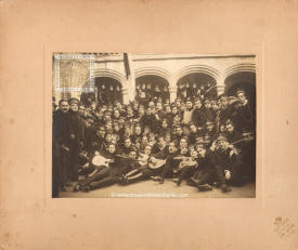 La Tuna Vallisoletana en su visita a los cadetes de la Academia de Artillera de Segovia