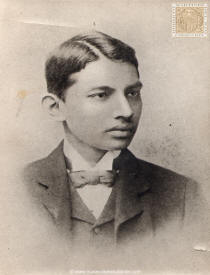 Mohandas Karamchand Gandhi, como estudiante de Leyes (de una fotografa tomada en Londres)