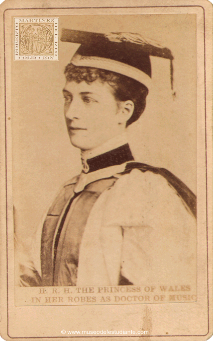 Alejandra de Dinamarca, recibiendo el Doctorado en Msica en el Trinity College de Dubln, cuando ostentaba el ttulo de Princesa de Gales II