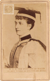 Alejandra de Dinamarca, recibiendo el Doctorado en Msica en el Trinity College de Dubln, cuando ostentaba el ttulo de Princesa de Gales II