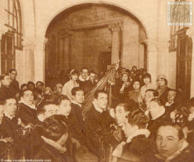 La Tuna Compostelana, que ha visitado la exposición de Barcelona, dando un concierto en la Casa de la Prensa