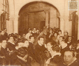 La Tuna Compostelana, que ha visitado la exposicin de Barcelona, dando un concierto en la Casa de la Prensa