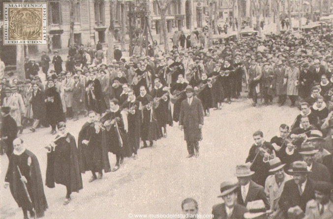 The Tuna Escolar Compostelana marching along the Paseo de Gracia, on arrival in the Catalan capital