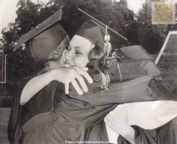 Graduacin con un significado especial. Los graduados de color, Charlayne Hunter y Hamilton Holmes, ambos de Atlanta, se abrazan despus de recibir sus diplomas en la Universidad durante la ceremonia de graduacin 160 de Georgia. Los dos fueron las primeras personas de color que asistieron a la universidad y Charlayne es una antigua estudiante de la Universidad Estatal de Wayne