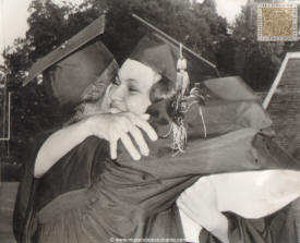 Graduacin con un significado especial. Los graduados de color, Charlayne Hunter y Hamilton Holmes, ambos de Atlanta, se abrazan despus de recibir sus diplomas en la Universidad durante la ceremonia de graduacin 160 de Georgia. Los dos fueron las primeras personas de color que asistieron a la universidad y Charlayne es una antigua estudiante de la Universidad Estatal de Wayne