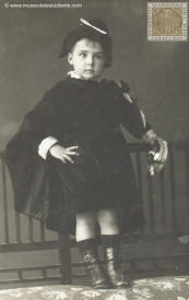 Un niño vestido de tuno