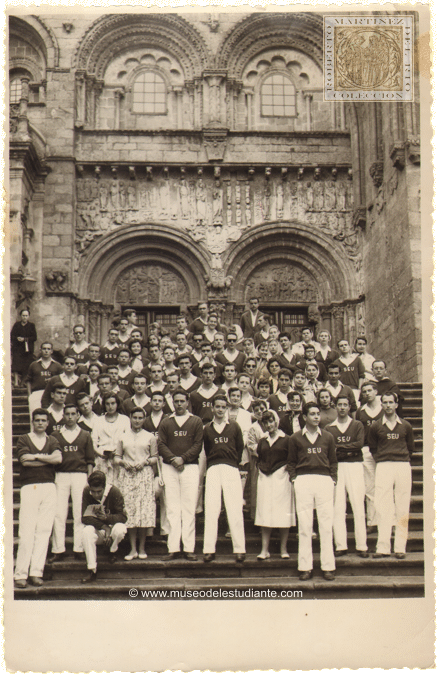 Un grupo de estudiantes del SEU en la puerta de Plateras de Santiago de Compostela