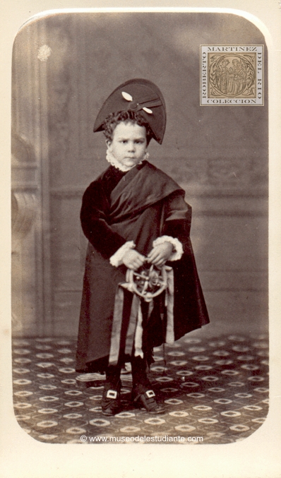 Un niño vestido de tuno con pandereta