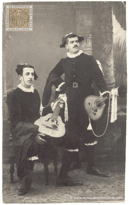 Dos tunos de la Universidad de Salamanca