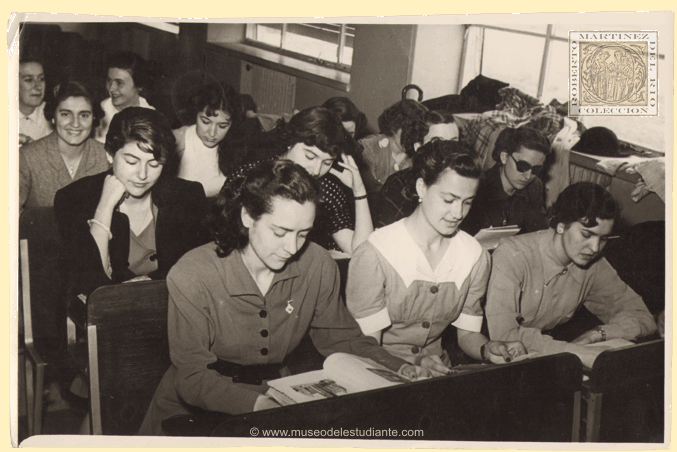Un aula de mujeres universitarias