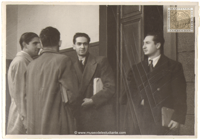Estudiantes universitarios en la puerta del aula