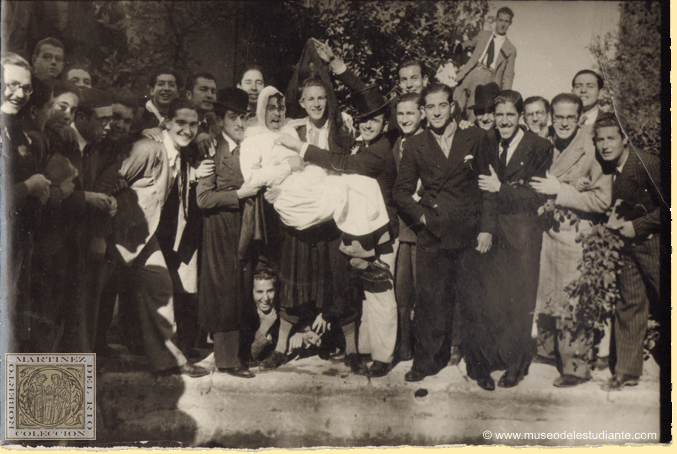 Students ask for vacation, and Granada has been sympathetically surprised by a large cavalcade of cars and mule-drawn coaches that occupied by the university population has traveled the streets of the city, singing to some improvised godfathers and to the boy who has been baptized in elaborate ceremony that shows the photo as a formal request to the academic authorities of his desire to go on vacations