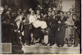 Students ask for vacation, and Granada has been sympathetically surprised by a large cavalcade of cars and mule-drawn coaches that occupied by the university population has traveled the streets of the city, singing to some improvised godfathers and to the boy who has been baptized in elaborate ceremony that shows the photo as a formal request to the academic authorities of his desire to go on vacations