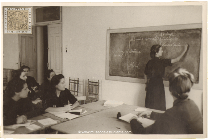 Una clase de chicas en la universidad