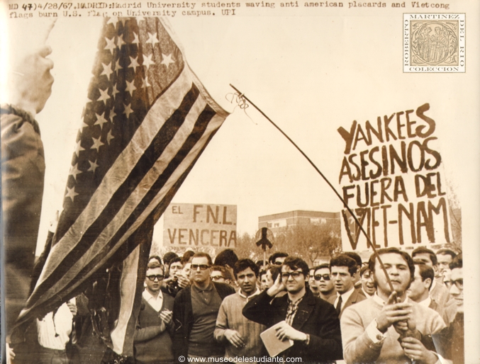 Los estudiantes universitarios de Madrid, con pancartas anti-americanas y banderas del Vietcong, queman la bandera de los Estados Unidos en la Ciudad Universitaria