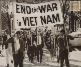 Boston, oct. 16 - Students on the march. College students from various nearby schools march down Commonwealth Avenue in Boston this afternoon to attend rally on Boston Common protesting U. S. involvement in Viet Nam. Several hundred marched in the parade with bulk of the students coming from Boston University, Harvard and Massachusetts Institute of Technology