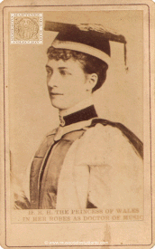 Alejandra de Dinamarca, recibiendo el Doctorado en Música en el Trinity College de Dublín, cuando ostentaba el título de Princesa de Gales II