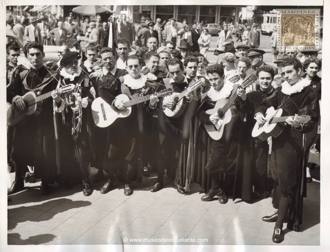 Trovadores viajeros. Bruselas: estudiantes espaoles, vestidos con trajes del siglo XVI, dan un concierto en las calles de Bruselas. Los juglares partieron de Madrid y estn haciendo una gira a travs de Europa. Despus de haber pasado por Francia y Blgica, se dirigieron a Alemania e Italia