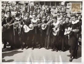 Trovadores viajeros. Bruselas: estudiantes espaoles, vestidos con trajes del siglo XVI, dan un concierto en las calles de Bruselas. Los juglares partieron de Madrid y estn haciendo una gira a travs de Europa. Despus de haber pasado por Francia y Blgica, se dirigieron a Alemania e Italia
