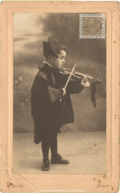 Un niño vestido de tuno con violín